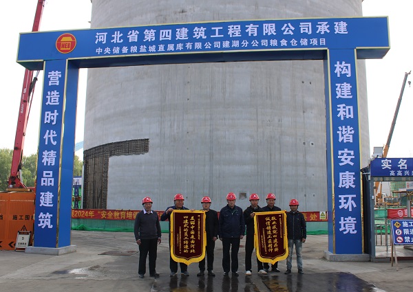 送錦旗修改圖變小.jpg 送錦旗修改圖變小.jpg